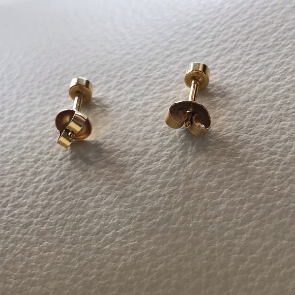 SOLD - 💕Host Pick💕2/18$ purchase Gold earrings with white stone - Picture 5 of 6